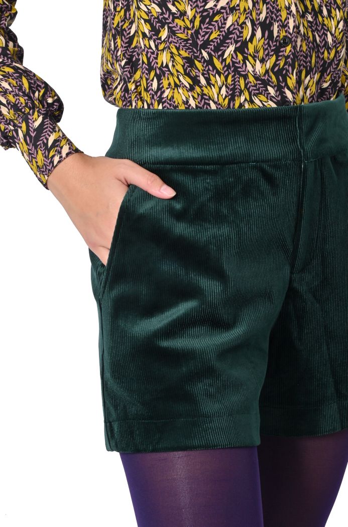 Shorts verdi in velluto a coste di Traffic People